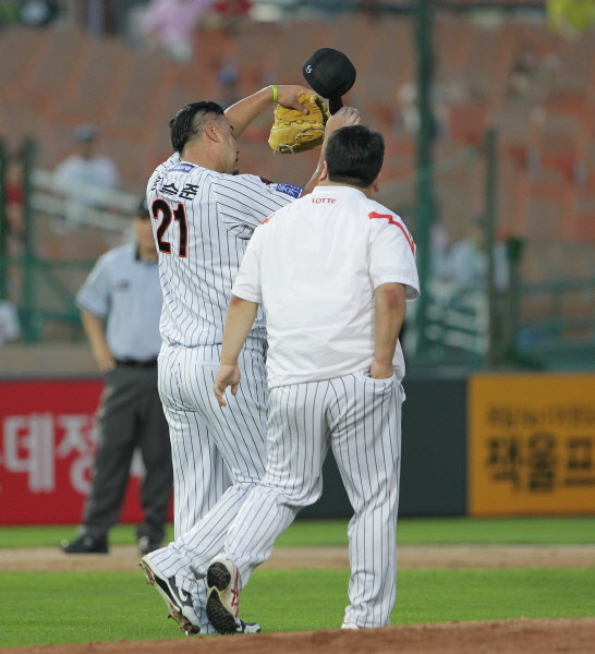 송승준선수가 강습타구를 몸으로 막아내며 선행주자를 잡아내고있다